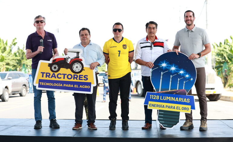 El presidente Daniel Noboa entregó en Machala, provincia de El Oro, obras de alumbrado público y vialidad