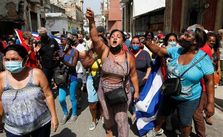 Multitud de cubanos salieron a las calles para protestar en medio de los apagones y la crisis económica