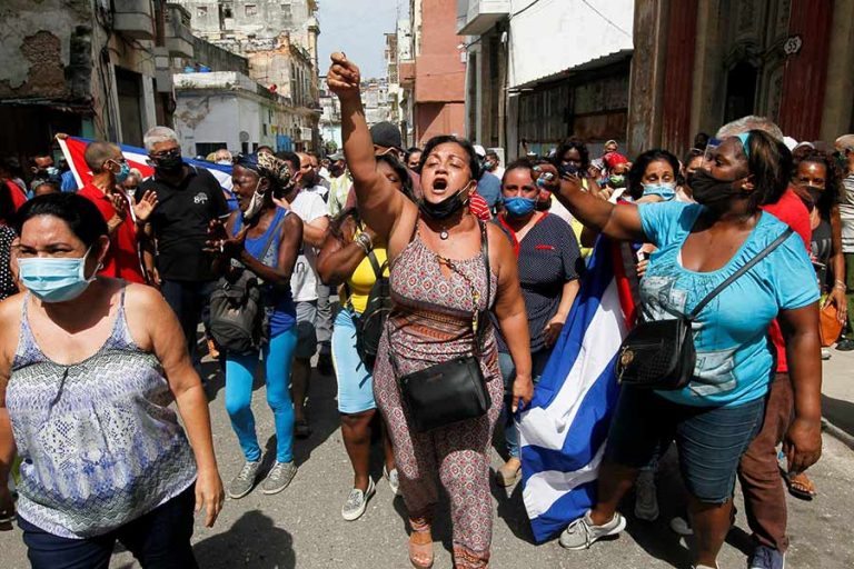 Multitud de cubanos salieron a las calles para protestar en medio de los apagones y la crisis económica