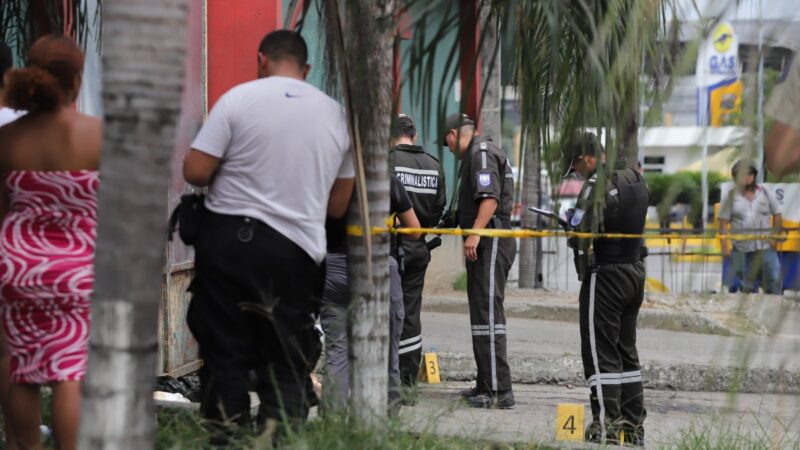 Un hombre que iba a desayunar fue asesinado en el suburbio de Guayaquil con unos 18 tiros