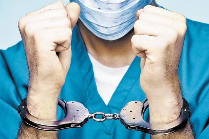 Un médico sentenciado por mala practica médica, dejó parapléjica a una niña