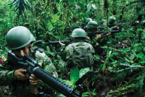 Gobierno colombiano dispone el despliegue de 15.000 militares en la frontera con Ecuador