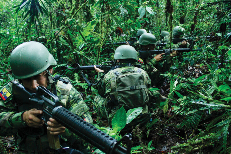 Gobierno colombiano dispone el despliegue de 15.000 militares en la frontera con Ecuador