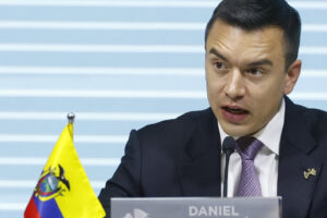 El presidente Daniel Noboa mantiene una aprobación ciudadana positiva. Este domingo cumplirá un año más de gestión.