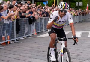 Jhonatan Narváez se sube al pódium del Giro de Italia, ganó la cuarta etapa