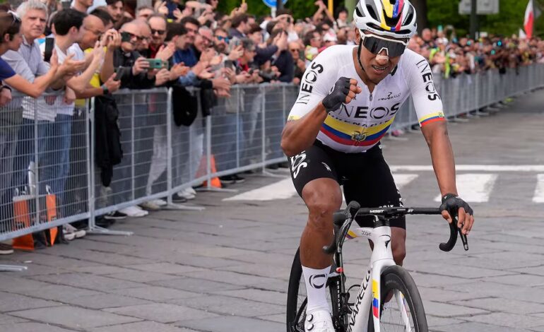 Jhonatan Narváez se sube al pódium del Giro de Italia, ganó la cuarta etapa