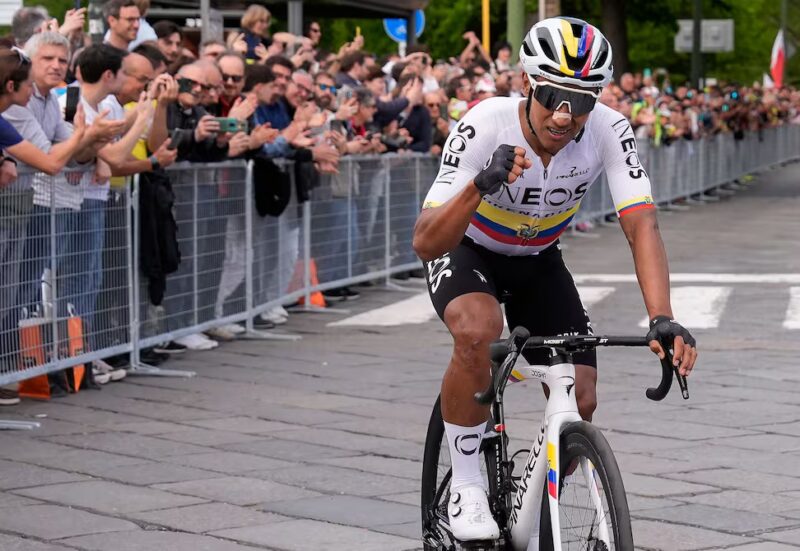Jhonatan Narváez se sube al pódium del Giro de Italia, ganó la cuarta etapa