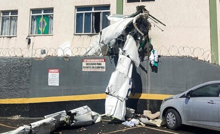 Brasil: Al menos dos muertos y tres heridos al estrellarse una avioneta contra un edificio residencial | VIDEO
