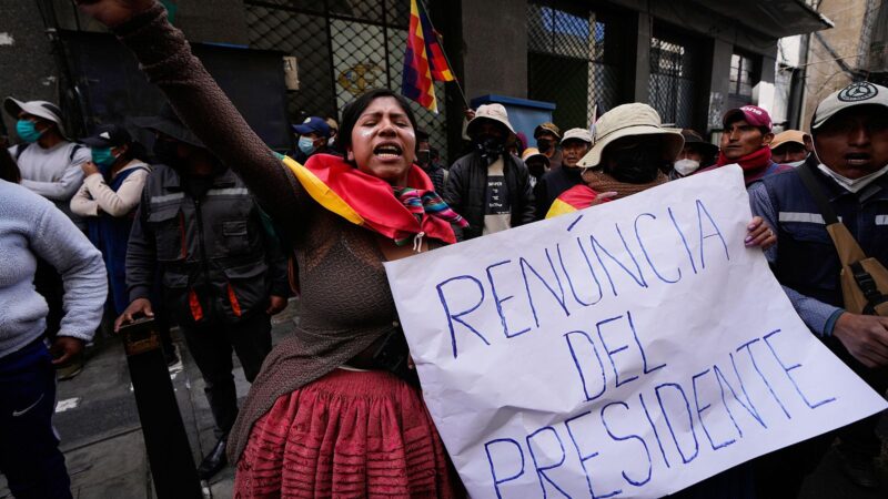 Policías se enfrentan con gases a manifestantes para desbloquear carreteras en Bolivia