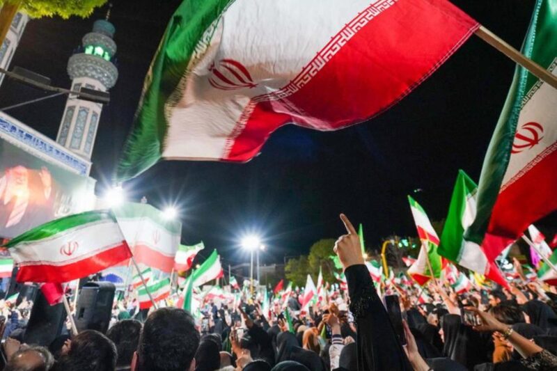 Irán escala ataques contra los países del Golfo, mientras responde al plan de paz de Estados Unidos