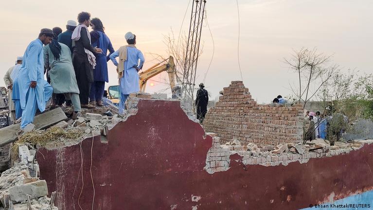 Atentado con carro bomba contra un puesto de control deja al menos 15 muertos en Pakistán