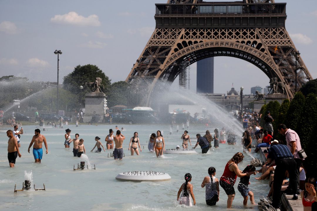 Ola de calor en Europa: Francia espera 43 °C, hay muertos y se activan alertas extremas