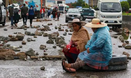 Seguidores de Evo Morales toman una pausa en sus protestas contra el Gobierno de Paz