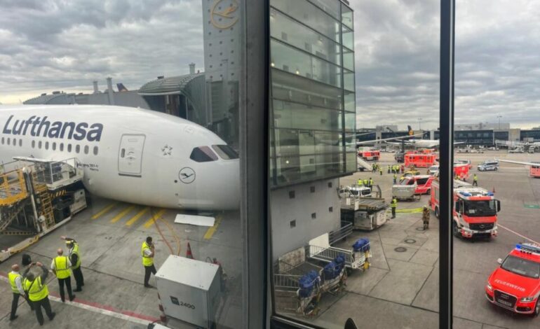  Varios heridos al caer sobre su morro un avión de Lufthansa aparcado en Fráncfort