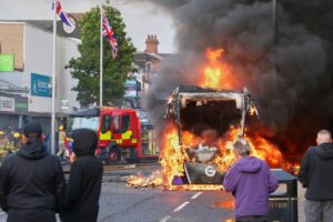 Irlanda del Norte: manifestantes incendian vehículos y bloquean calles tras un apuñalamiento en Belfast