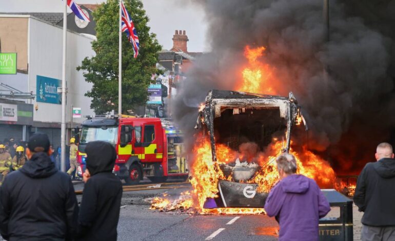 Irlanda del Norte: manifestantes incendian vehículos y bloquean calles tras un apuñalamiento en Belfast