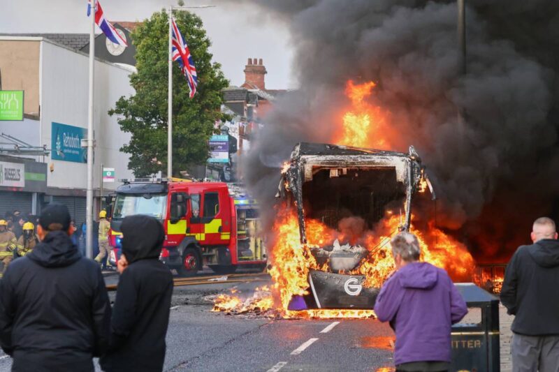 Irlanda del Norte: manifestantes incendian vehículos y bloquean calles tras un apuñalamiento en Belfast