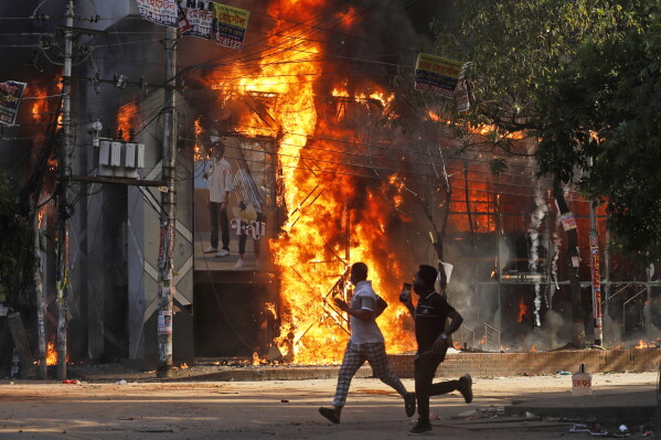 Bangladesh: condenan a pena de muerte a exjefe de policía y tres agentes por represión de las protestas