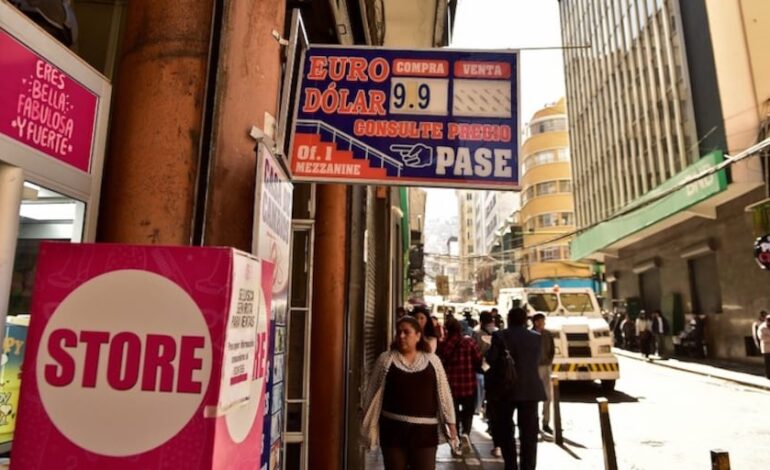 Bolivia libera el precio del dólar en medio de una grave crisis económica