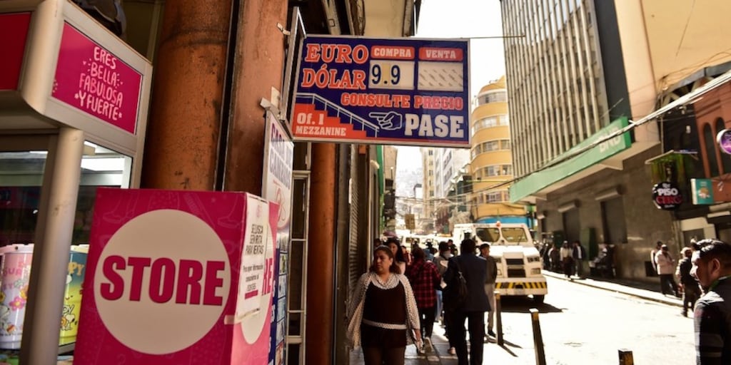 Bolivia libera el precio del dólar en medio de una grave crisis económica