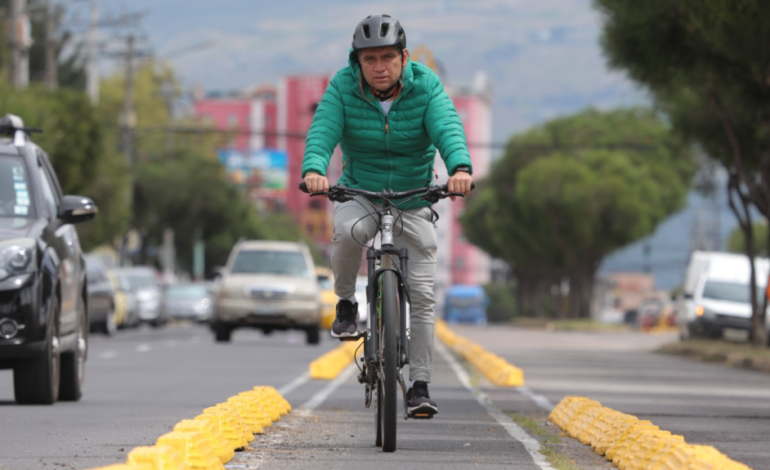 El Municipio de Quito construye dos nuevos kilómetros  de ciclovía en la avenida Quitumbe Ñan