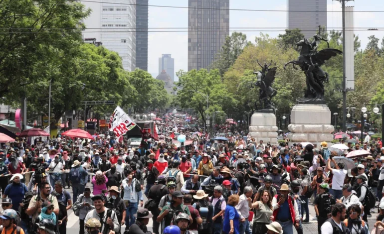 Miles de manifestantes bloquean acceso al mundialista estadio Azteca de México