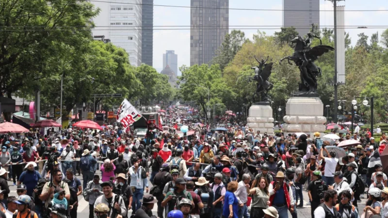 Miles de manifestantes bloquean acceso al mundialista estadio Azteca de México