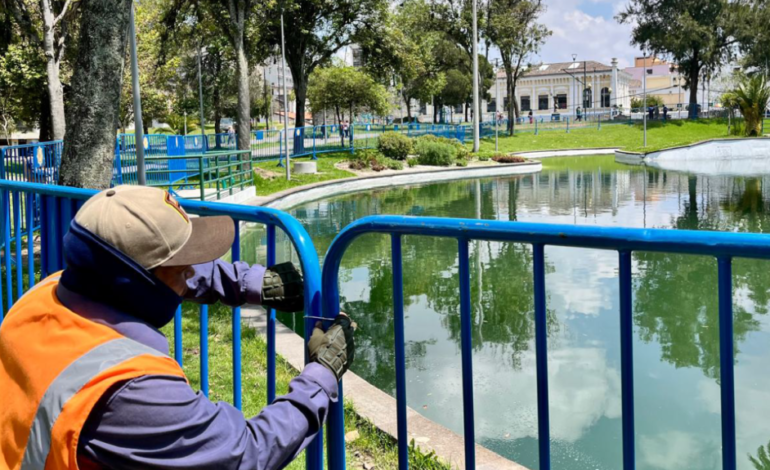  El Municipio de Quito inició los trabajos de mantenimiento anual de la laguna del parque La Alameda