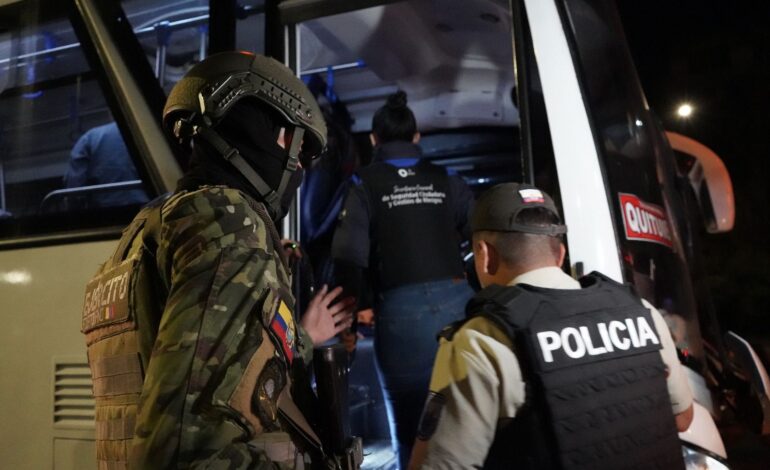 Macrooperativo descubrió a hombre con fotos de armas, dinero y videos de encapuchados en su celular