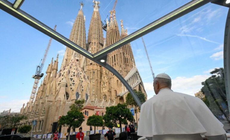 El papa León XIV bendice la alta torre de la Sagrada Familia de Barcelona tras una majestuosa misa