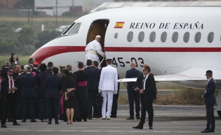 El papa vuelve a Roma en el avión del rey de España por la avería en el vuelo programado