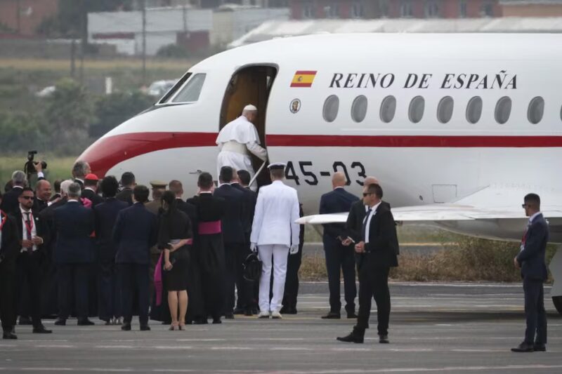 El papa vuelve a Roma en el avión del rey de España por la avería en el vuelo programado