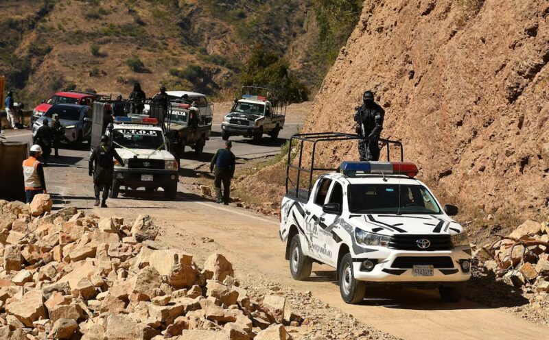 Protestas en Bolivia: Bajo estado de excepción, militares y policías despejan vías bloqueadas por opositores a Rodrigo Paz