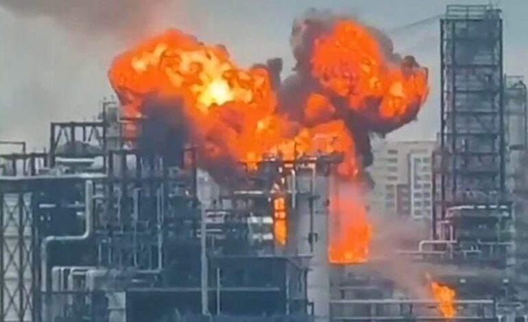 Ucrania incendia refinería y perturba aeropuertos en su mayor ataque con drones a Moscú en dos años