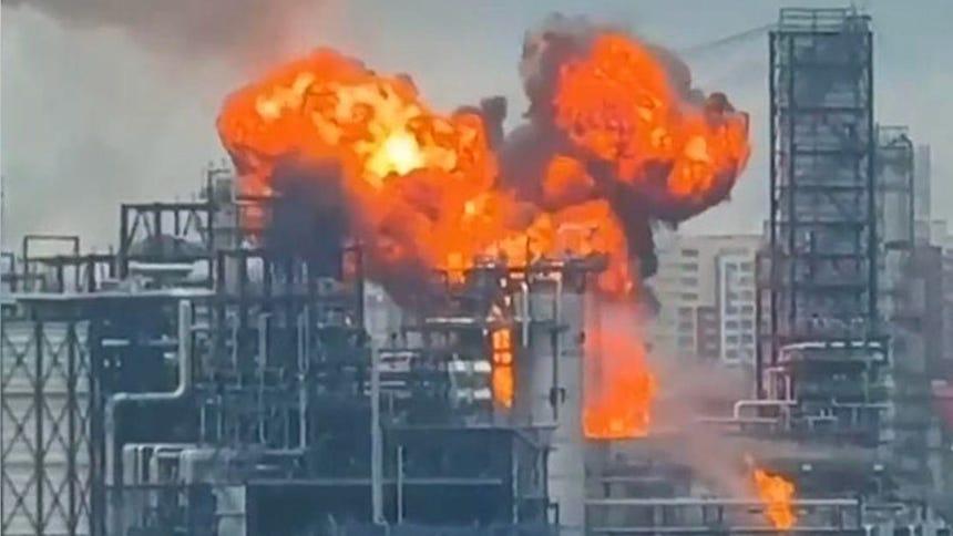 Ucrania incendia refinería y perturba aeropuertos en su mayor ataque con drones a Moscú en dos años