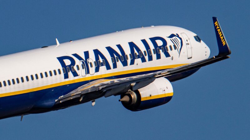 Un pasajero fue parcialmente succionado por una ventana que se rompió en vuelo de Ryanair