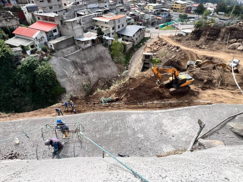 Quito: Captación en la quebrada El Tejado que registra un avance superior al 30%.