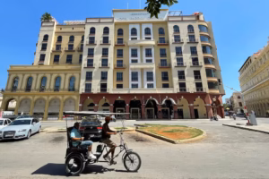 El sector turístico de Cuba tambalea con la salida de las grandes cadenas internacionales