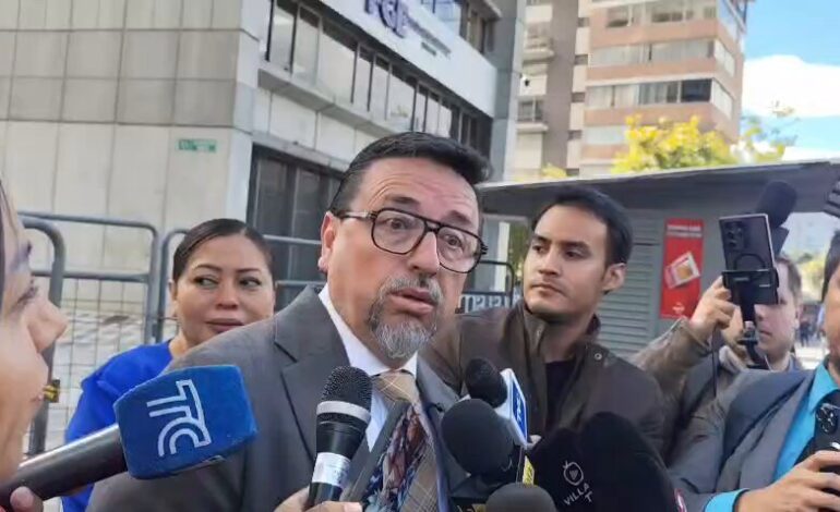 Trolebuses de Quito llegan a la fiscalía, asambleísta Xavier Ordóñez acudió a rendir declaración