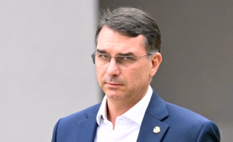 Candidato Flávio Bolsonaro no podrá visitar a su padre hasta después de elecciones en Brasil