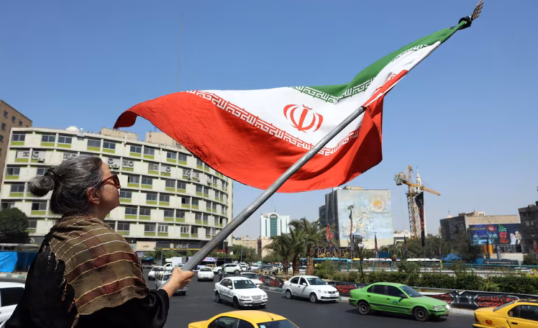 Irán defiende su soberanía sobre el estrecho de Ormuz y reanuda sus exportaciones de crudo