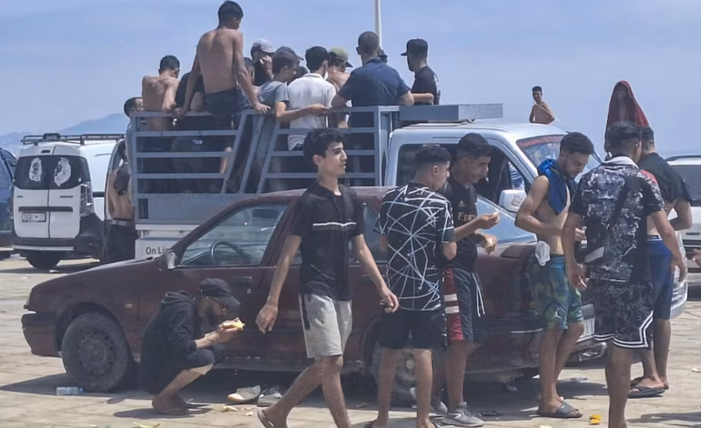 Miles de migrantes regresan a Marruecos tras una noche de violencia en la frontera