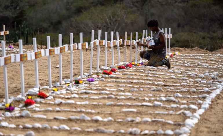 Venezuela entierra en fosas cuerpos no identificados tras los terremotos que dejaron más de 3.000 muertos