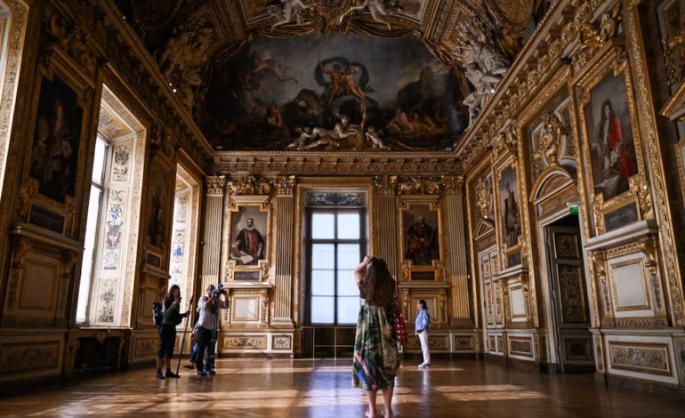 Reabre al público la sala del atraco en el Louvre, pero sin nada que robar