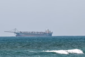 Emiratos Árabes Unidos afirma que Irán atacó dos barcos en estrecho de Ormuz y causó un muerto