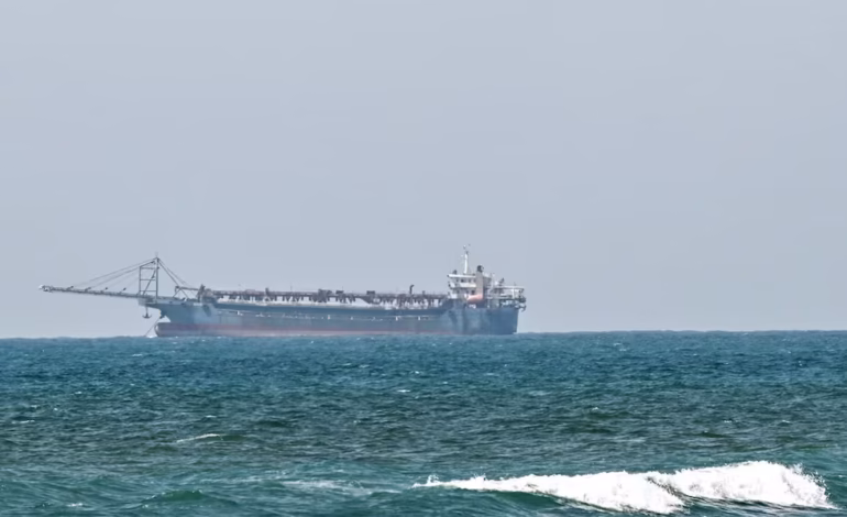 Emiratos Árabes Unidos afirma que Irán atacó dos barcos en estrecho de Ormuz y causó un muerto