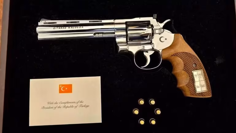 Erdogan regala armas a sus aliados y los pone en aprietos: el peculiar historial diplomático del líder turco