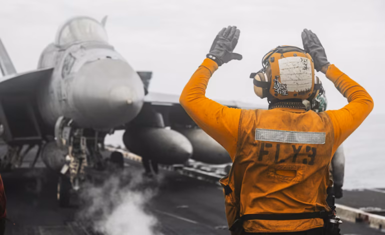 Fuerzas de Estados Unidos abordan un barco para hacer cumplir el bloqueo contra Irán
