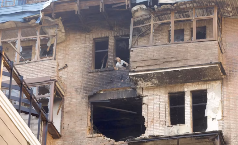 Ucrania: al menos tres muertos y siete heridos en ataque ruso con bombas guiadas en región de Sumy