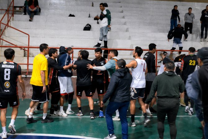 Encuentro de básquet termino en gresca general, hay heridos